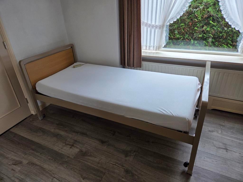 MOET WEG ! Electrisch verstelbaar bed, Huis en Inrichting, Ophalen, Eenpersoons, Hout, Verstelbaar