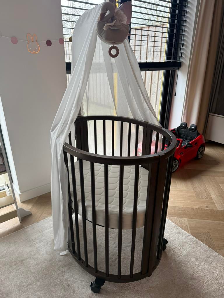 Stokke Mini Bed Sleepi Bruin + matras/hoes/sluier, Ophalen of Verzenden, Zo goed als nieuw