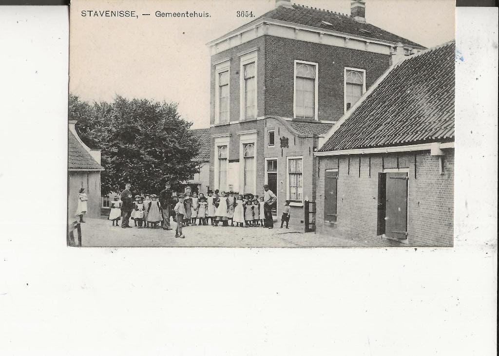 Stavenisse Gemeentehuis met agent en schoolklas Nauta, Ophalen of Verzenden, Voor 1920, Ongelopen, Zeeland
