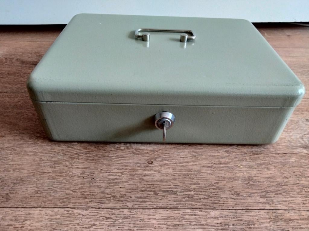 Geldkistje/geldkluisje metaal 30x22x9 met sleuteltje, Ophalen, Gebruikt