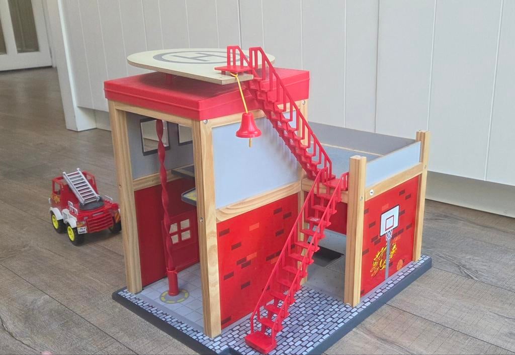 Houten Brandweerkazerne met Brandweerwagen, Ophalen of Verzenden, Gebruikt, Jongen of Meisje