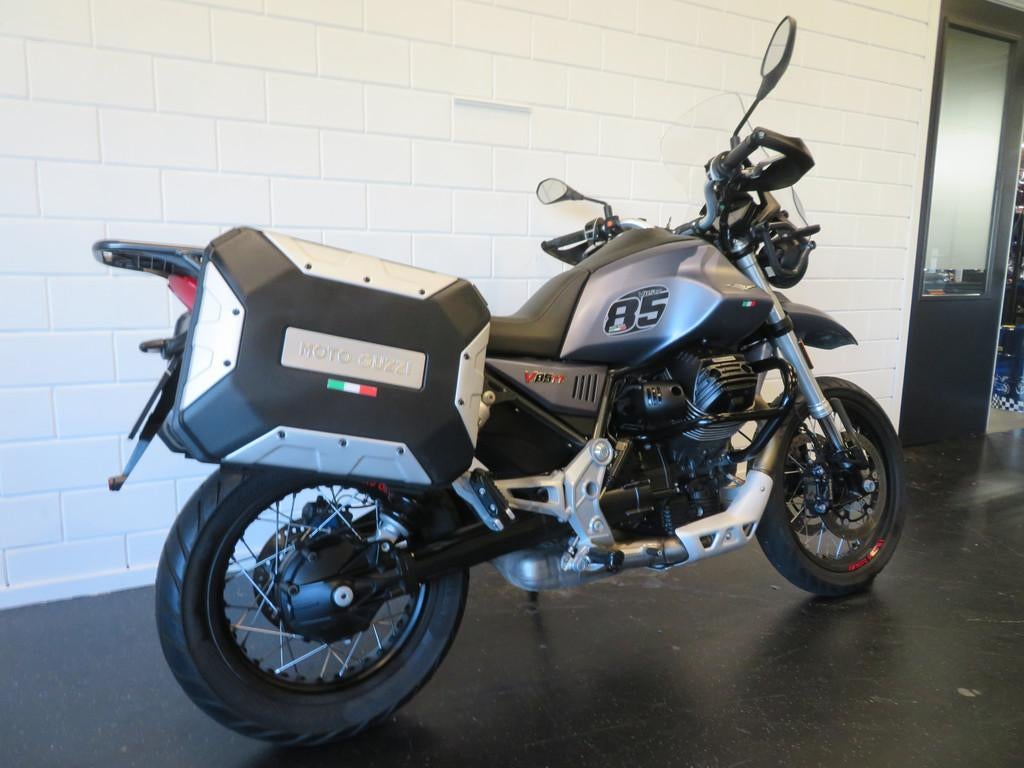 Moto Guzzi V85 TT ALL-ROAD HISTORIE BOEKJES (bj 2019) - foto 3