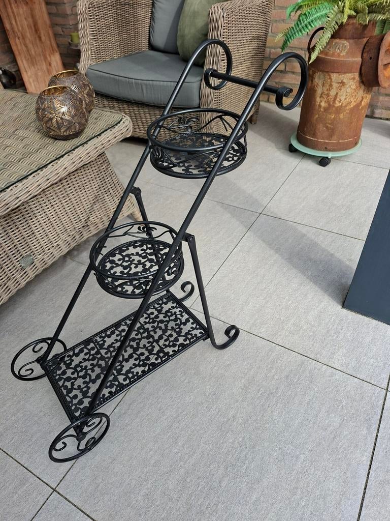 Decoratieve metalen plantenstandaard / bloemenwagen, Ophalen, Zo goed als nieuw, Metaal, Overige vormen
