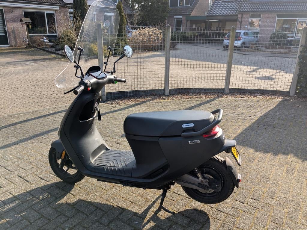 IN PRIJS VERLAAGD!  Segway E125s scooter mat zwart 2 accu's, Fietsen en Brommers, Scooters | Overige merken, Ophalen, Zo goed als nieuw