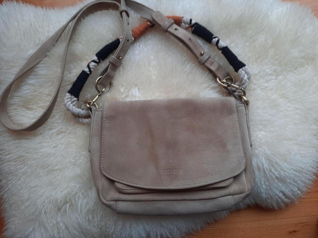 Sissy Boy Suede crossbody tas touw strap lang suede hengsel, Ophalen of Verzenden, Gebruikt, Beige, Schoudertasje