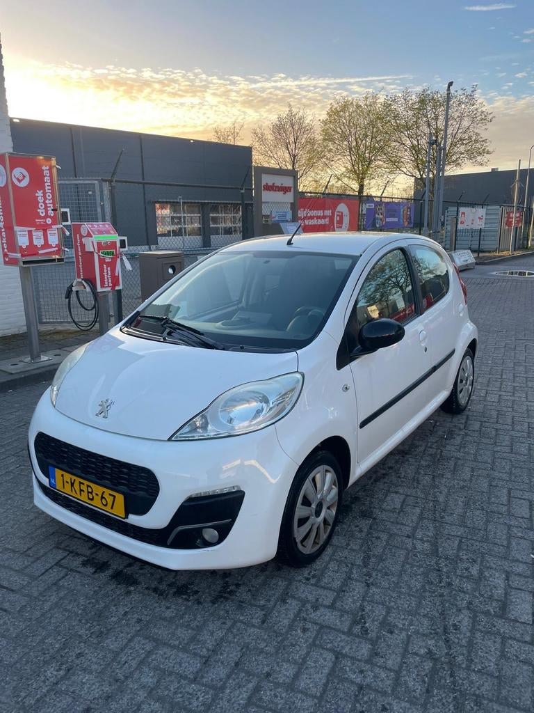 GOED ONDERHOUDEN MOOIE PEUGEOT 107 ACTIVE   2013 NL AUTO, Auto's, Peugeot, Voorwielaandrijving, Stof, Zwart, Wit