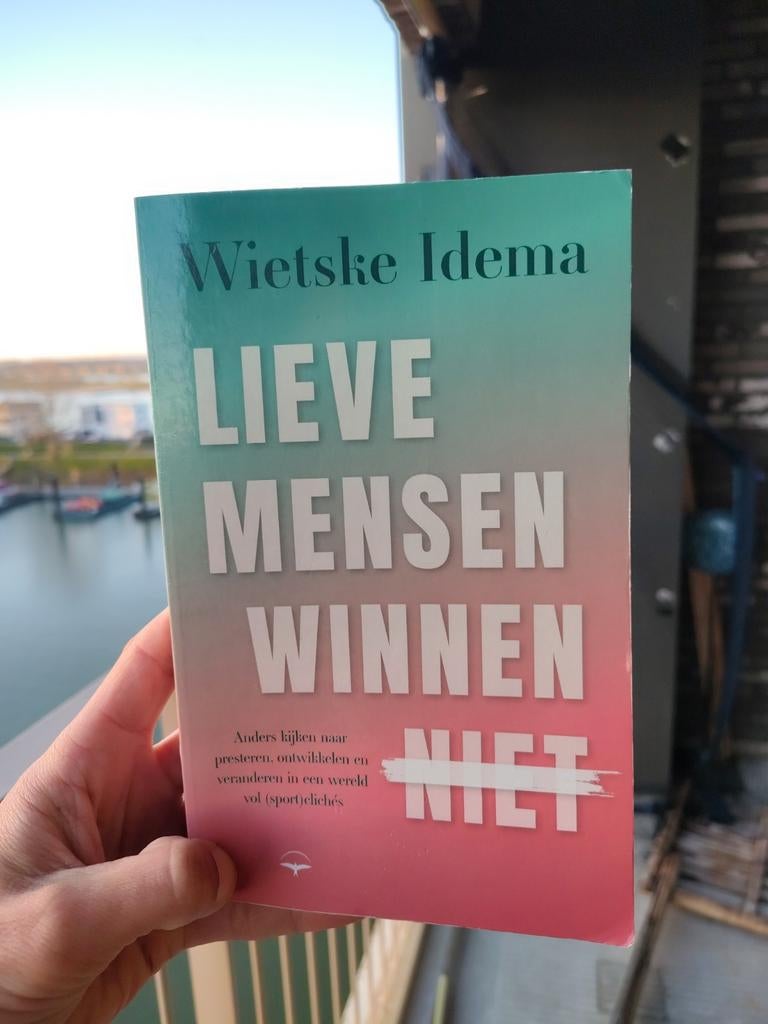 Wietske Idema - Lieve mensen winnen niet, Boeken, Overige Boeken, Ophalen of Verzenden, Zo goed als nieuw, Wietske Idema