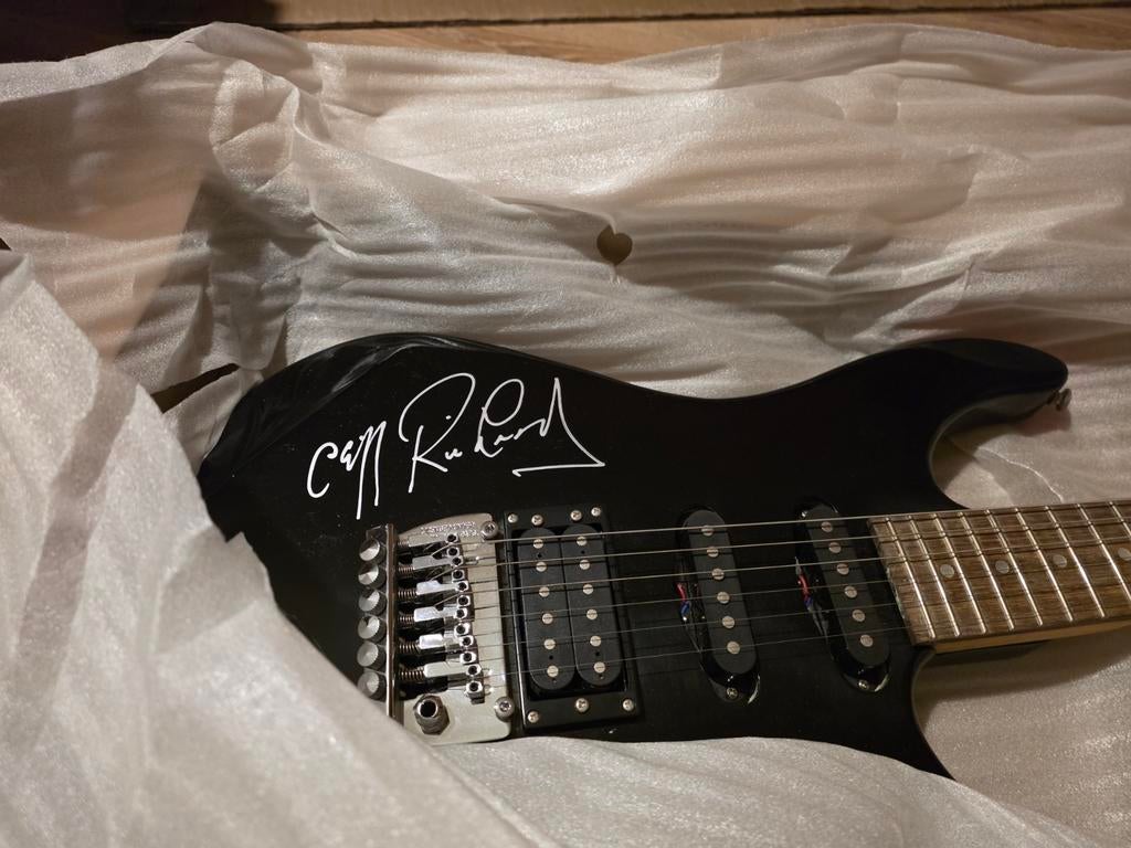 Gitaar Gesigneerd door Cliff Richard, Ophalen of Verzenden, Zo goed als nieuw, Solid body, Overige merken
