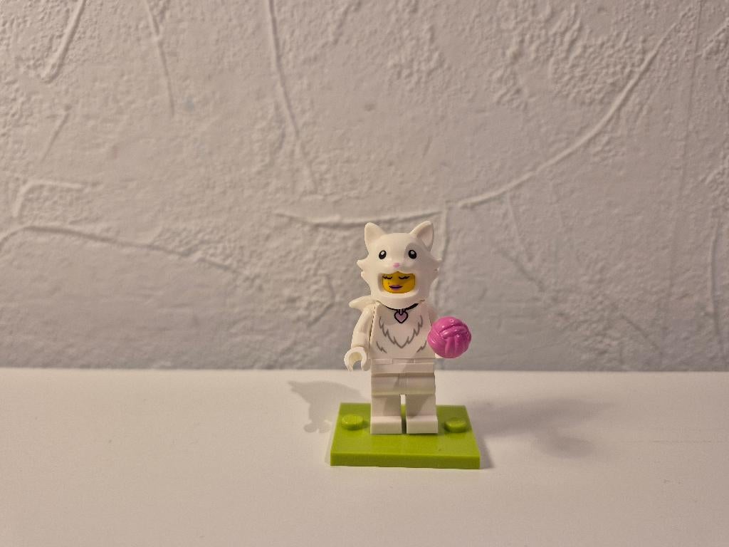 Lego Collectible Minifigure  Series 28 Fluffy Cat Costume, Ophalen of Verzenden, Zo goed als nieuw, Complete set, Lego