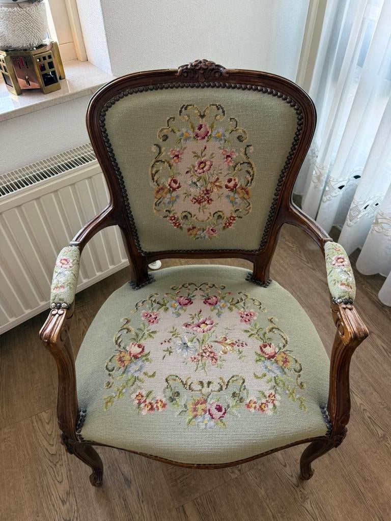 Antiek geborduurde stoel, Ophalen