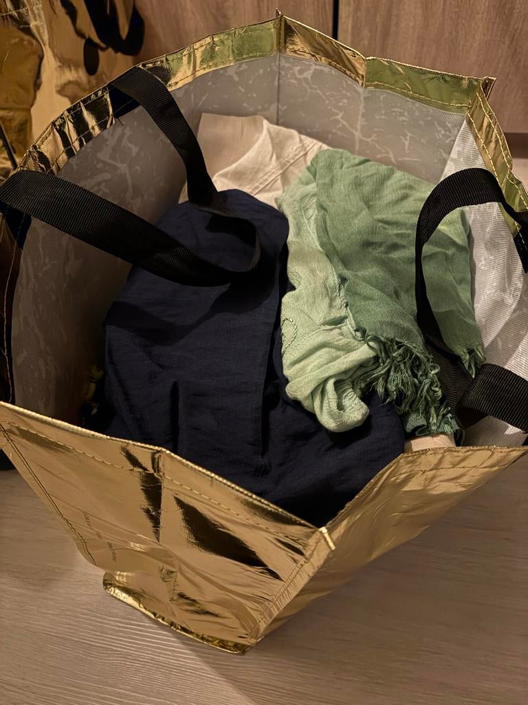 Tas vol met linnen kleding, Ophalen, Gedragen