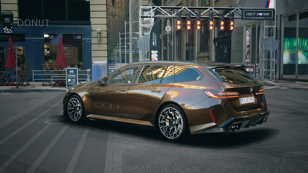 BMW 5 Serie Touring M5 Automaat / Trekhaak / Panoramadak / C, Bruin, 4395 cc, Leder, Hybride Elektrisch/Benzine