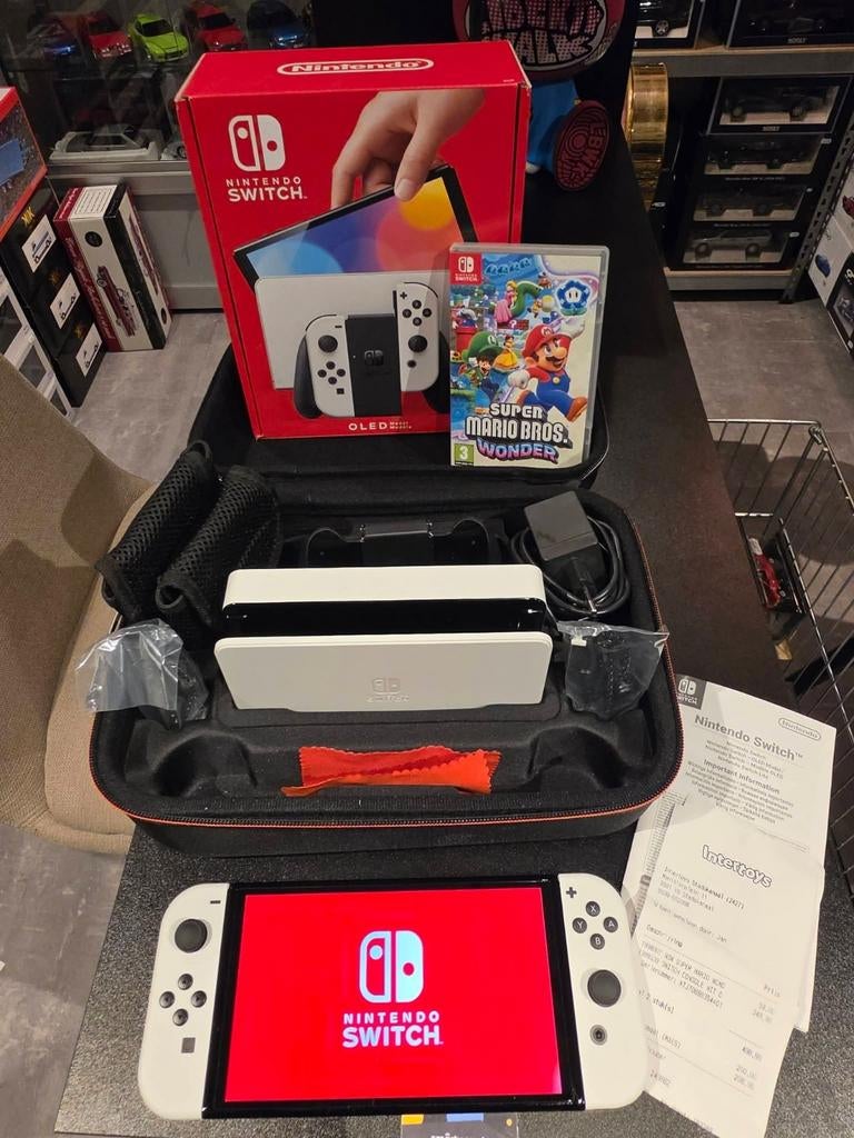 Nintendo switch Oled + Koffer + Mario Wonder - nieuwstaat, Met games, Ophalen of Verzenden, Zo goed als nieuw, Met 1 controller