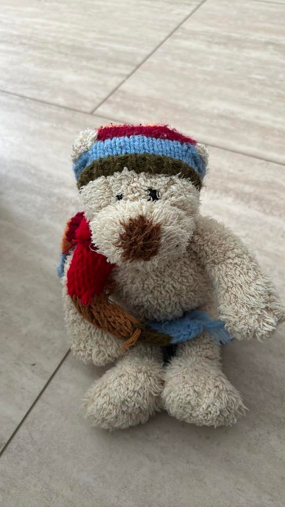 Happy Horse 2004 hond met gebreide muts en sjaal, Ophalen of Verzenden, Zo goed als nieuw, Hond