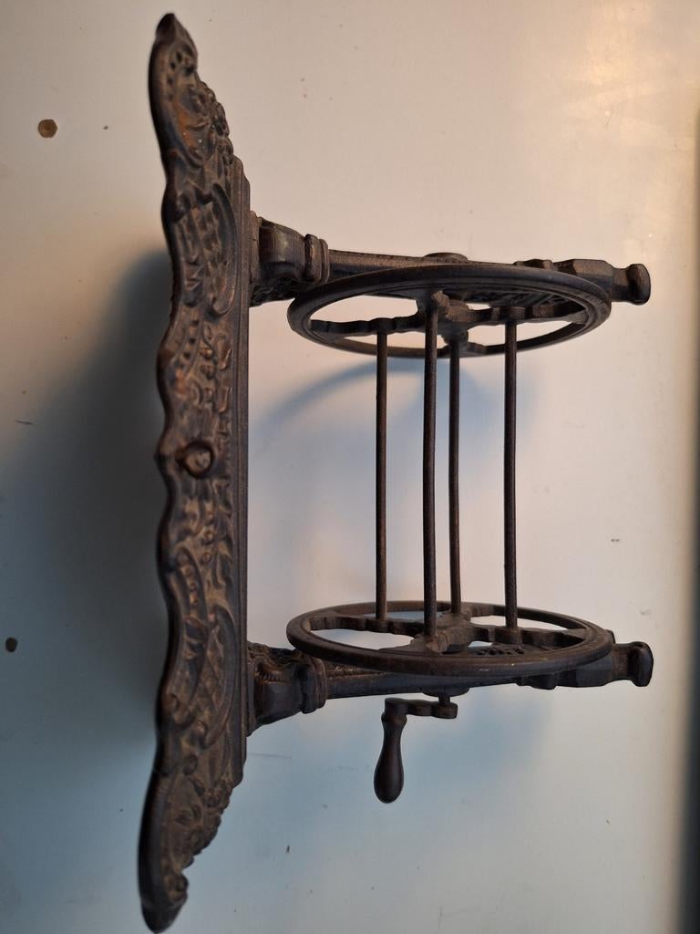 Maten : 19 x 11.5 cm en 1.1 kg. Bovenaan zit een soort mesje, Antiek en Kunst, Ophalen of Verzenden