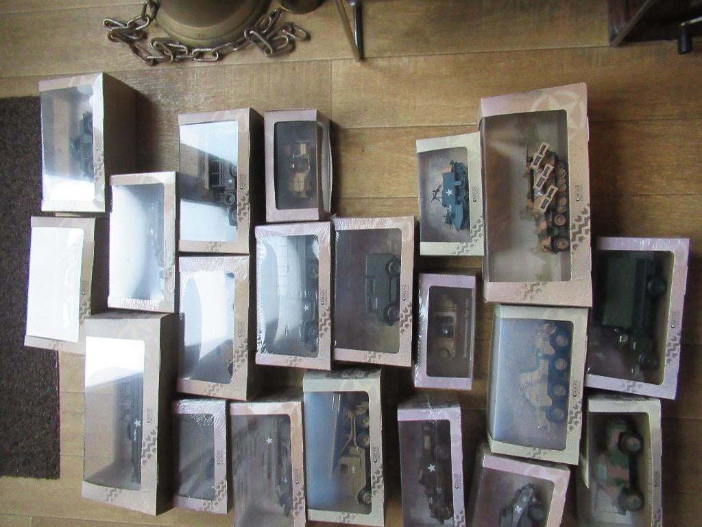 18 Atlas legervoertuigen, Ophalen, Zo goed als nieuw, Overige typen, Overige merken