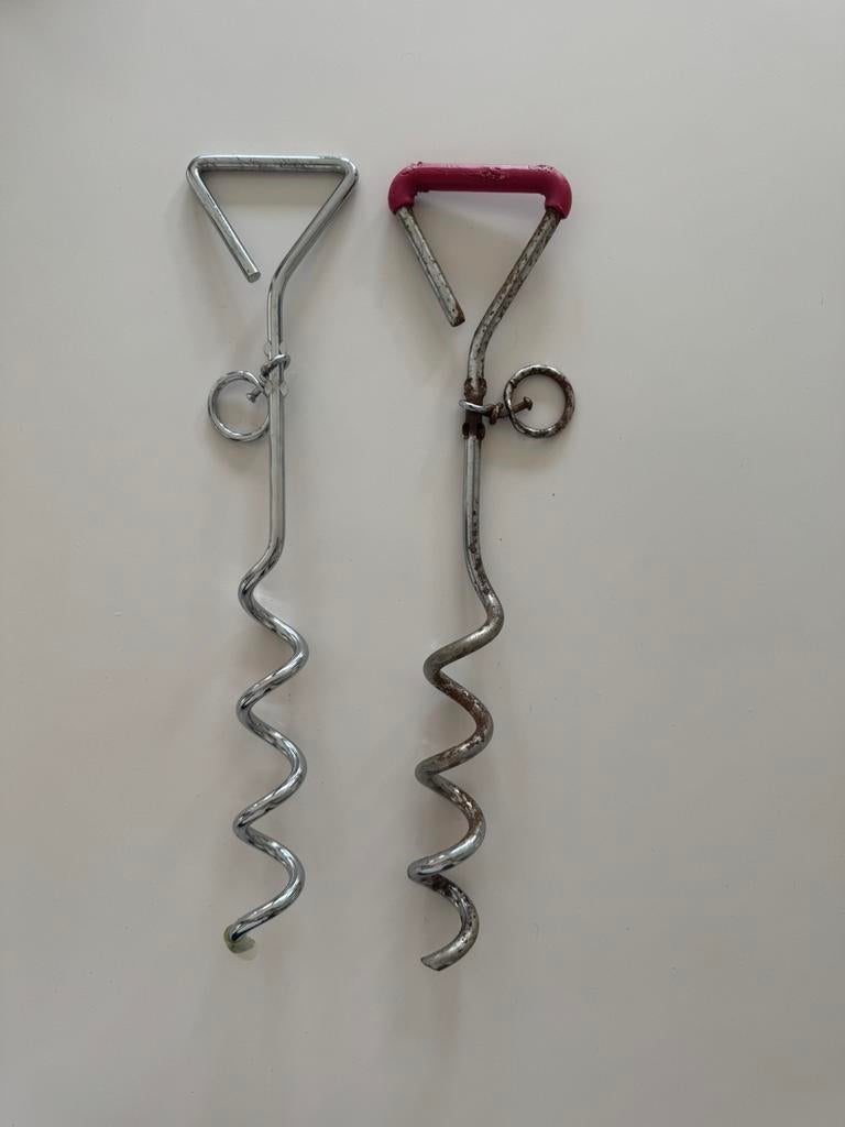 Tweemaal grondpen om hond vast te zetten 40cm, Dieren en Toebehoren, Ophalen of Verzenden, Zo goed als nieuw