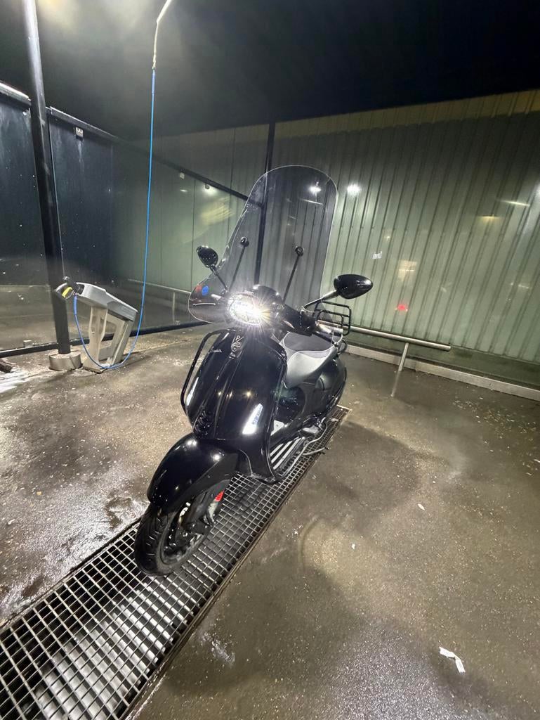 Vespa Sprint | Glans Zwart | Snor | 2022 | 2574 km, Ophalen, Overige modellen, 49 cc, Zo goed als nieuw