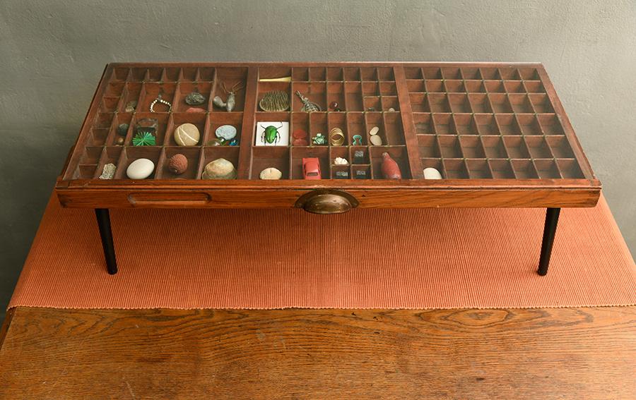 Vintage bijzettafeltje met glasplaat / Letterzetters lade, Ophalen, Minder dan 45 cm, Minder dan 55 cm, Zo goed als nieuw