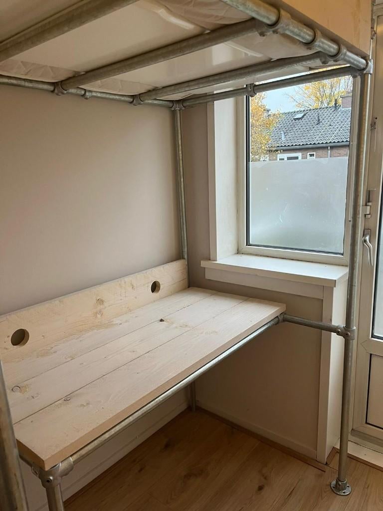 Stevige hoogslaper met bureau, steigerbuis & steigerhout, Huis en Inrichting, Slaapkamer | Bedden, Ophalen, Verstelbaar, 90 cm