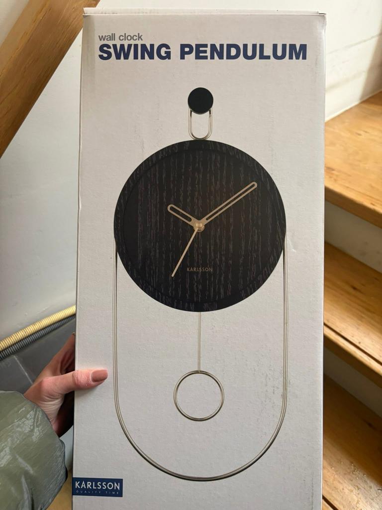 Nieuw! Moderne Karlsson Wandklok Swing Pendulum, Huis en Inrichting, Woonaccessoires | Klokken, Nieuw, Wandklok, Analoog, Ophalen of Verzenden