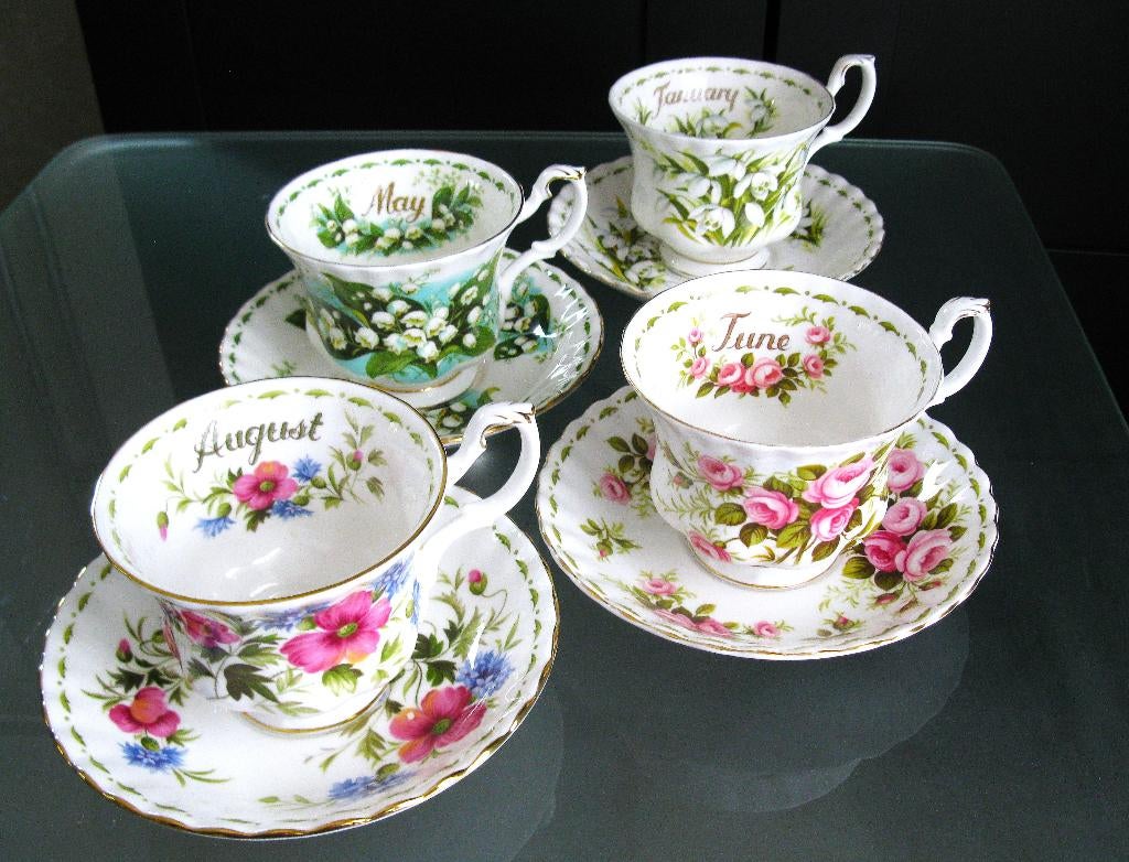 4 Engelse kop en schotels Royal Albert Flowers of the Month, Ophalen of Verzenden, Gebruikt, Porselein, Kop en/of schotel