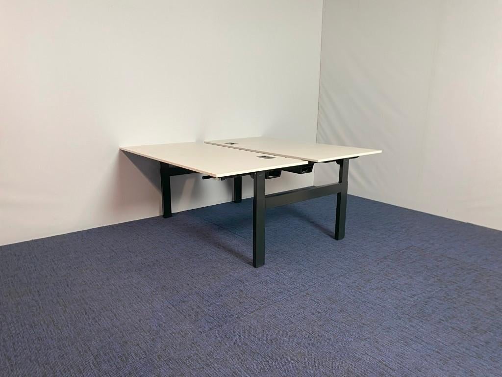 2 x Bench bureau Ahrend Balance, wit/zwart, 160 x 170 cm.