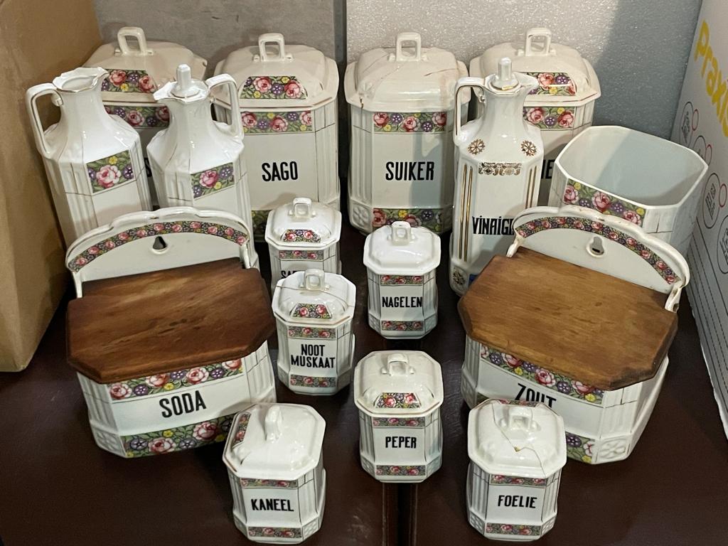 Veel kruidenpotjes, keukenpotten, -flessen en voorraadpotten, Antiek en Kunst, Antiek | Keramiek en Aardewerk, Ophalen of Verzenden