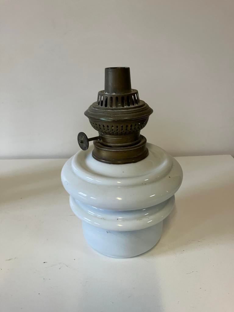 Oude olielamp met wit keramische voet, Ophalen of Verzenden