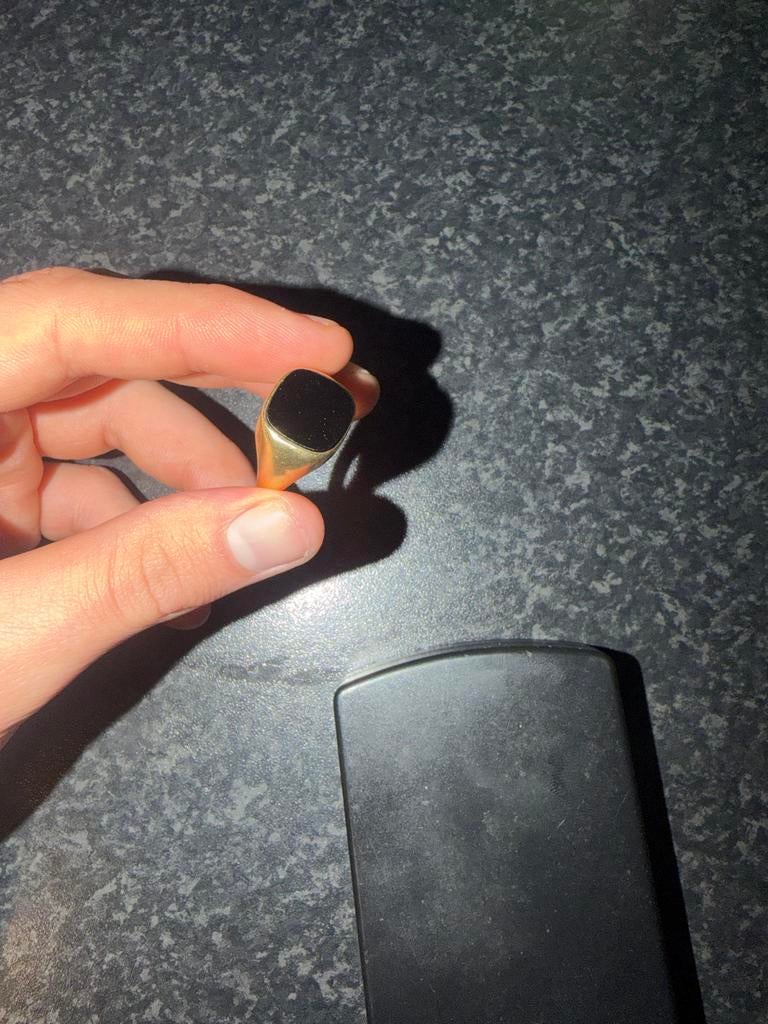 Gouden zegelring met zwarte steen, Gebruikt, 20 of groter, Ophalen of Verzenden, Dame of Heer