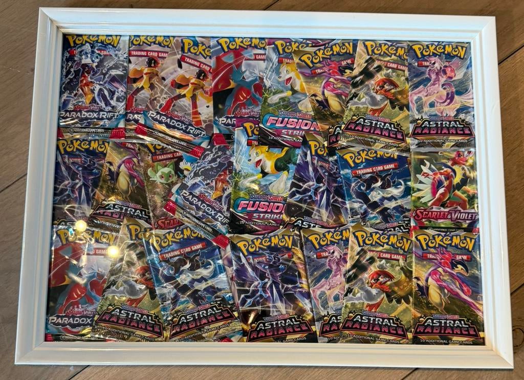 (Lege) Pokemon boosterpacks in een lijst, voor de liefhebber, Hobby en Vrije tijd, Verzamelkaartspellen | Pokémon, Ophalen of Verzenden