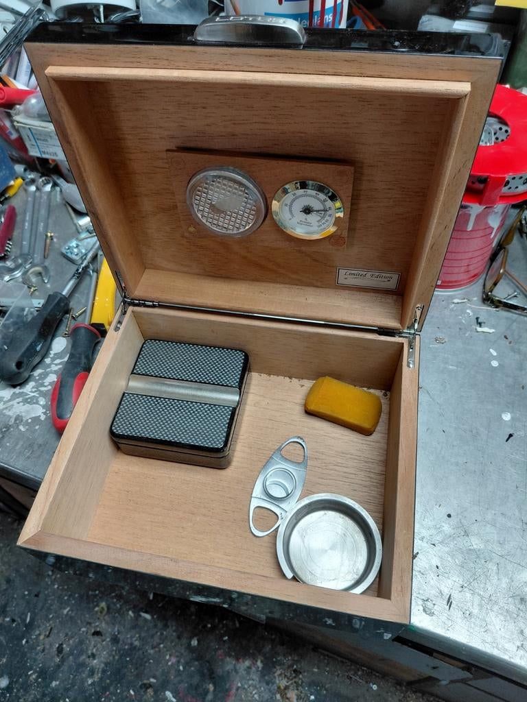 Sigaren kisje of sierade kisje lotis kisje black label, Ophalen of Verzenden, Zo goed als nieuw