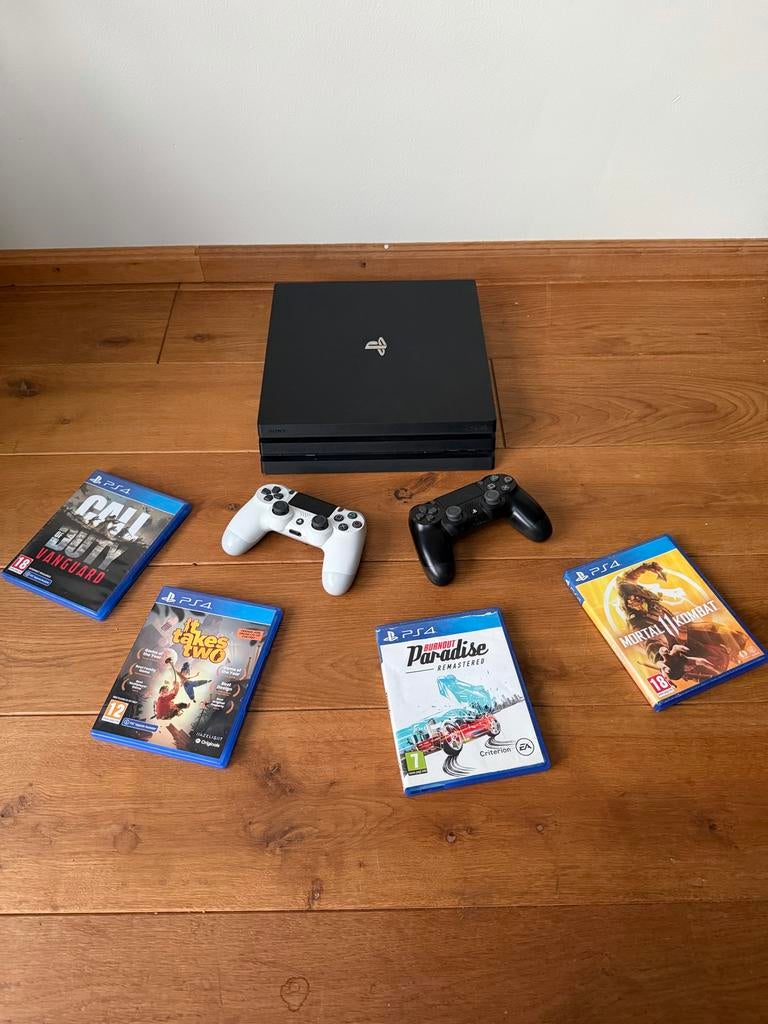 PlayStation 4 Pro met 2 controllers en 4 games - Z.G.A.N., Ophalen, Met games, Met 2 controllers, Zo goed als nieuw