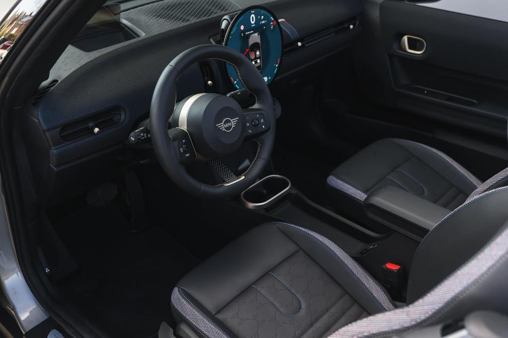 MINI Cabrio Cooper C Automaat / Classic / Pakket M / 18" Sli, 1998 cc, Gebruikt, Zwart, 4 stoelen