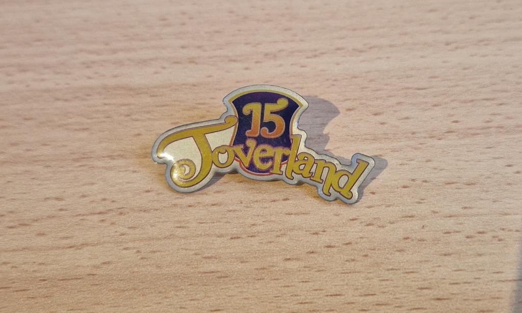 Toverland Pin: 15 jarig jubileum, Verzamelen, Speldjes, Pins en Buttons, Ophalen of Verzenden, Nieuw, Overige onderwerpen, Speldje of Pin
