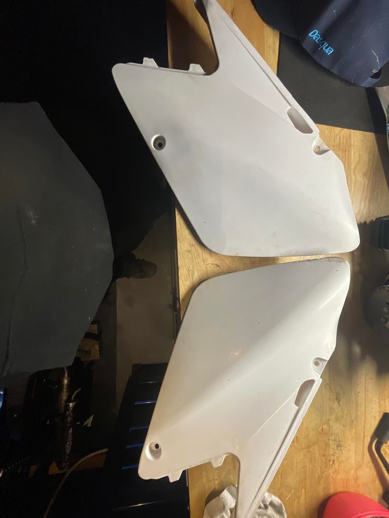 Witte zijpanelen voor suzuki 125/250 (set van 2), Motoren, Ophalen, Gebruikt
