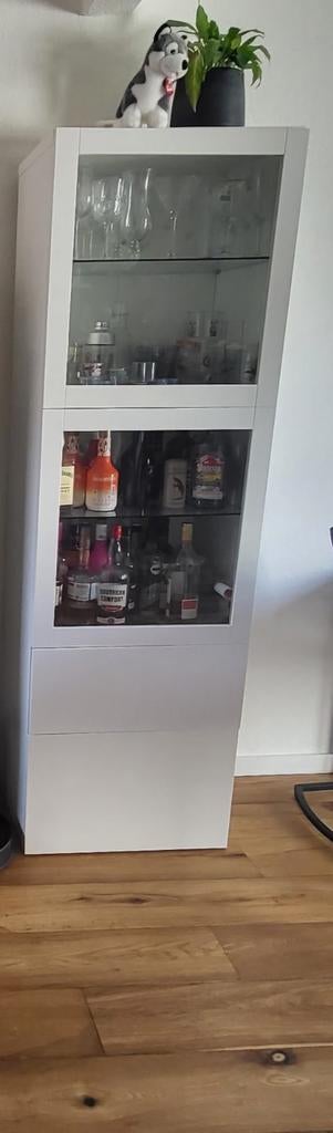 Witte servieskast met glazen deurtjes en lades, Huis en Inrichting, Kasten | Vitrinekasten, Ophalen, Gebruikt, Met deur(en), 50 tot 100 cm