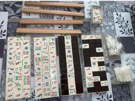 Vintage Mahjong Spel Compleet met Stokjes in Rode Koffer, Drie of vier spelers, Ophalen of Verzenden, Zo goed als nieuw