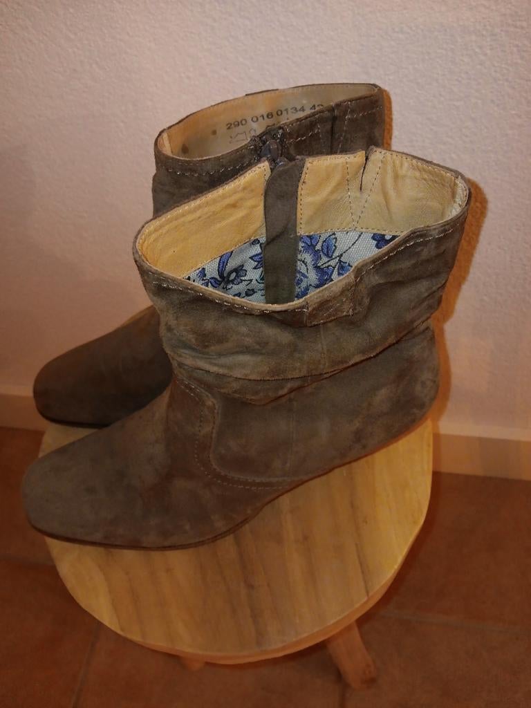 Suede beige dameslaarsjes maat 42, Kleding | Dames, Schoenen, Beige, Lage of Enkellaarzen, Ophalen of Verzenden, Zo goed als nieuw