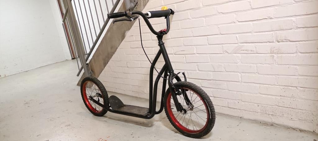 Grote zwarte step met rode velgen, Ophalen