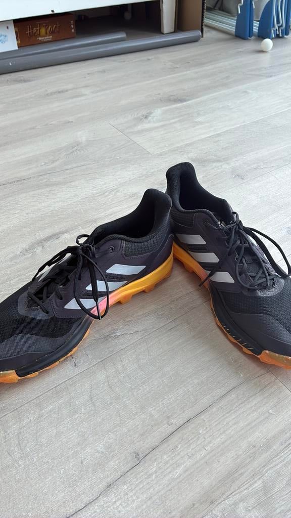 Zo goed als nieuwe adidas veldkorfbal of hockeyschoen mt 46, Ophalen of Verzenden, Zo goed als nieuw, Schoenen