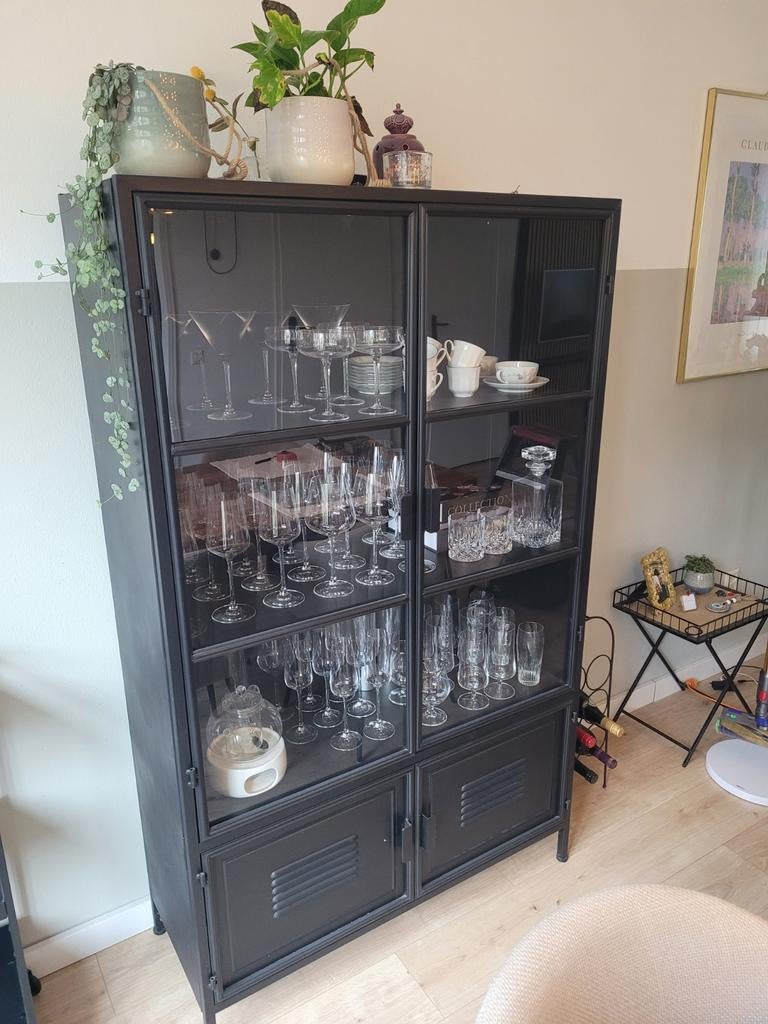 Metalen vitrinekast servieskast, Ophalen, 50 tot 100 cm, Zo goed als nieuw, 150 tot 200 cm