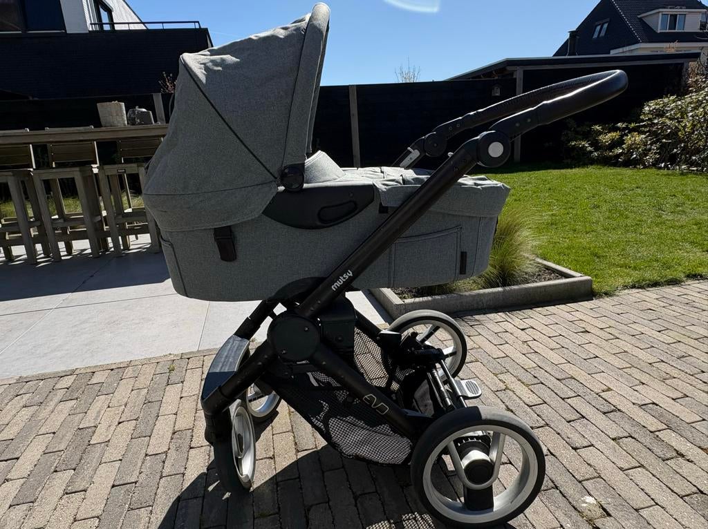 Grijze Mutsy Evo kinderwagen met accessoires, Gebruikt, Mutsy, Verstelbare duwstang, Ophalen