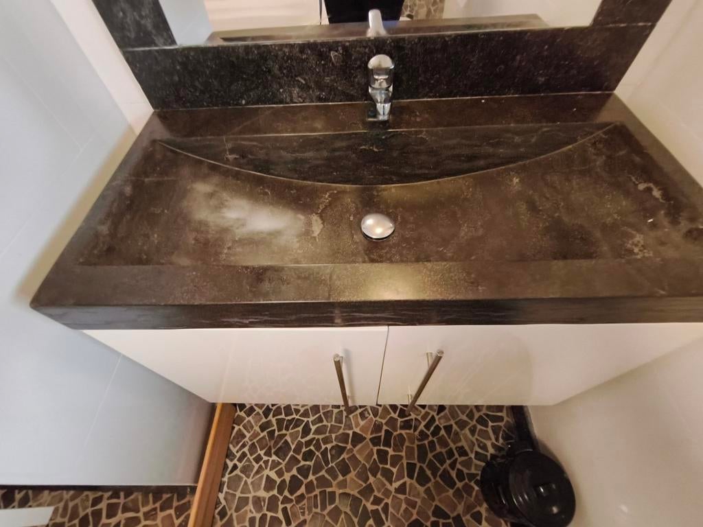 Belgisch hardsteen wasbak met spiegel en omlijsting, Ophalen, Gebruikt, Wastafel