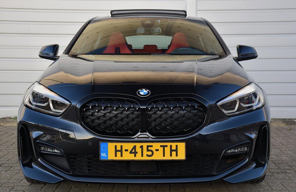 BMW 1-serie 118i High Executive Edition*1e eig*M-Pakket*Pano, Auto's, BMW, Gebruikt, Zwart, 3 cilinders, 695 kg