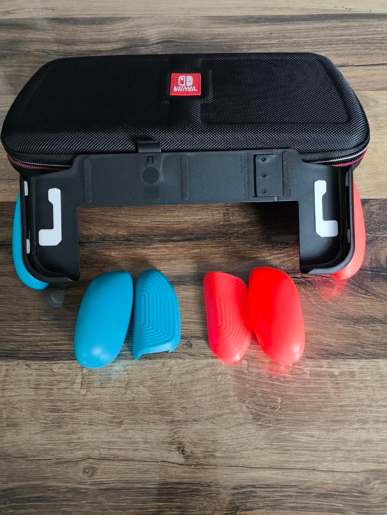 Skull & Co GripCase met officiële Nintendo opbergcase, Ophalen of Verzenden, Zo goed als nieuw, Switch, Overige typen