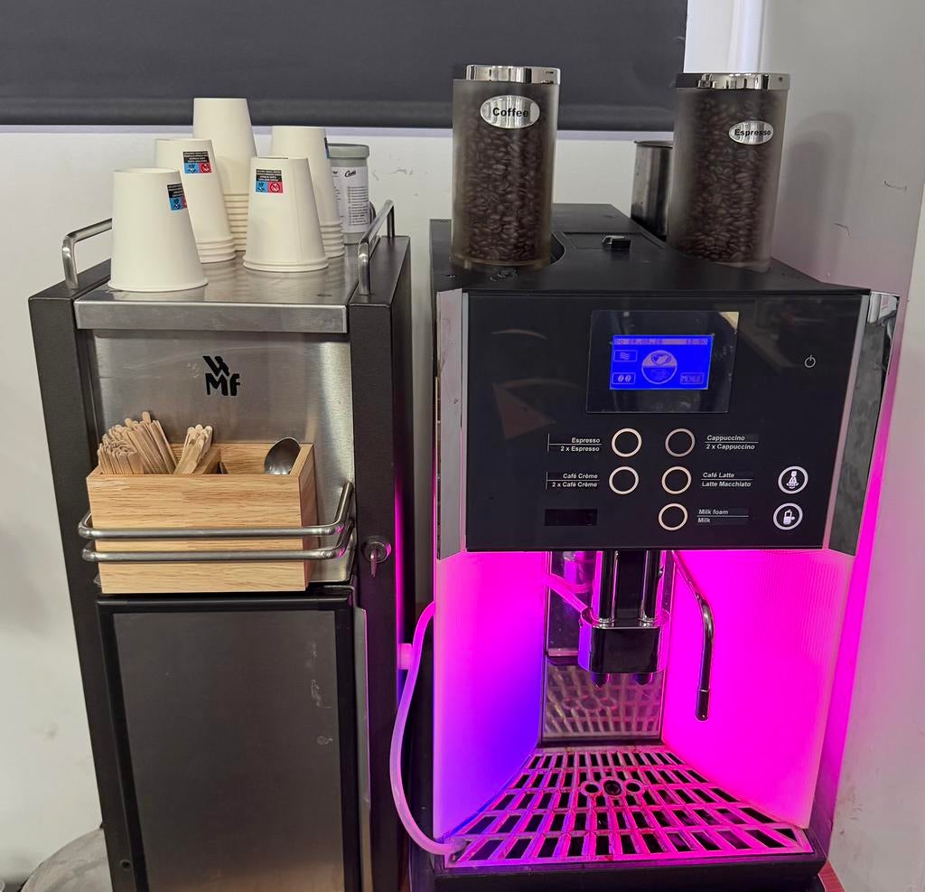 WMF 1400 Volautomatische Koffiemachine + WMF Koelkast, Ophalen, Afneembaar waterreservoir, Gebruikt, 10 kopjes of meer