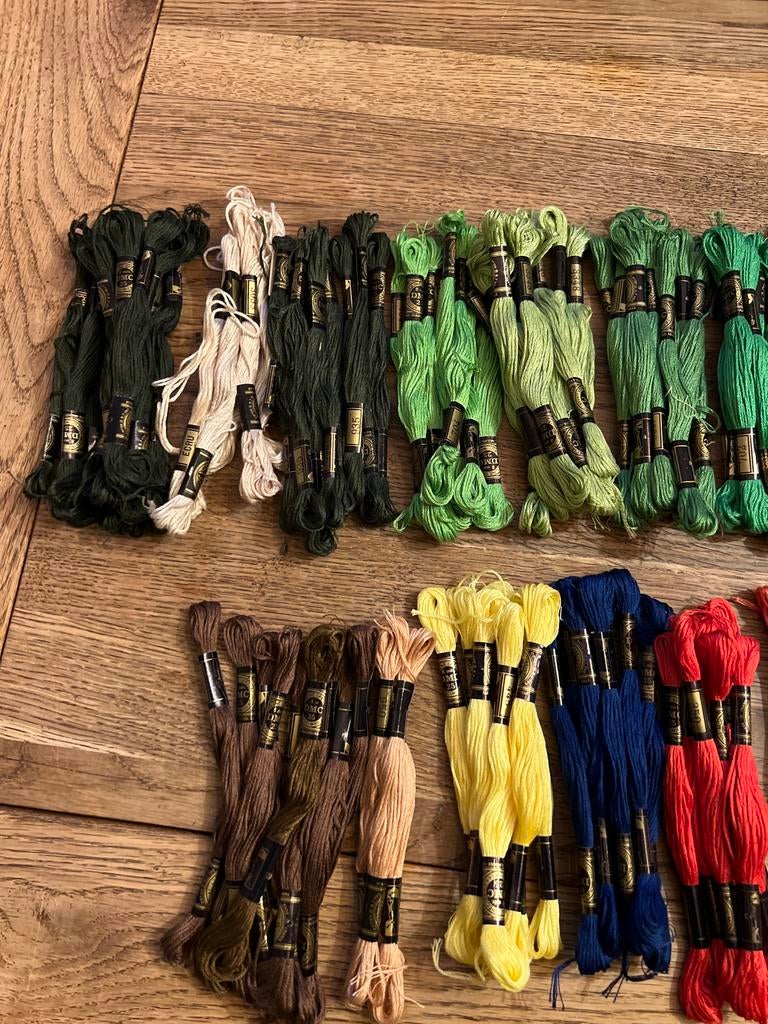 195 strengen DMC borduurzijde - Diverse kleuren, Ophalen of Verzenden, Nieuw, Handborduren, Borduurgaren of Zijde