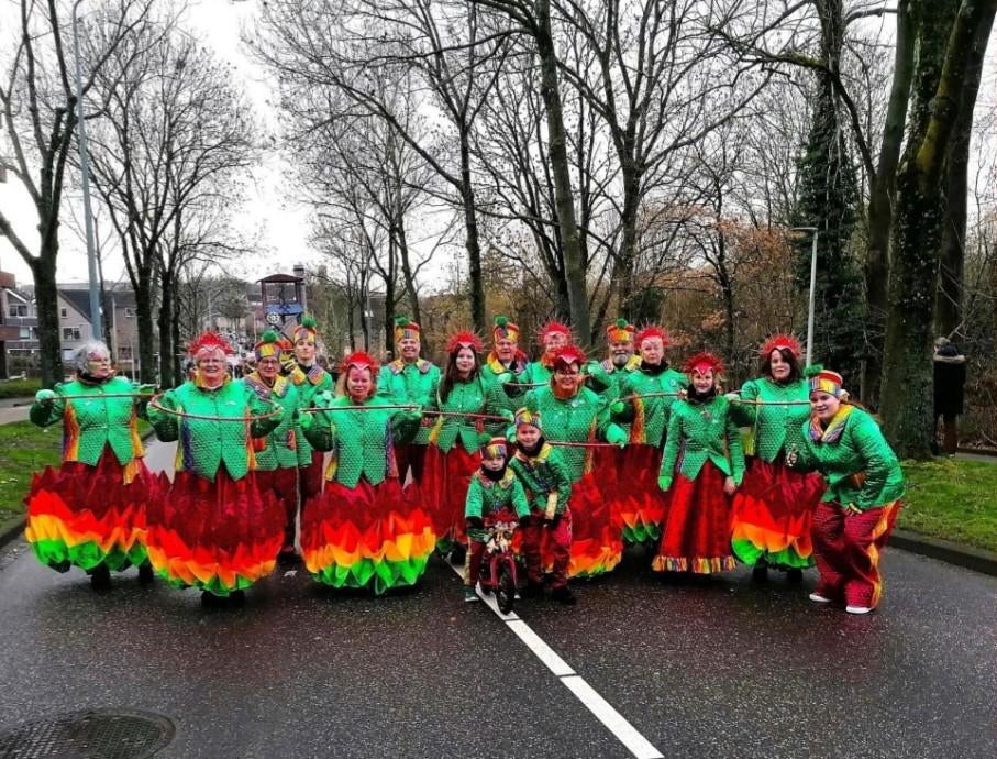Loopgroep 20 personen in goede staat heren, dames en kind, Ophalen of Verzenden