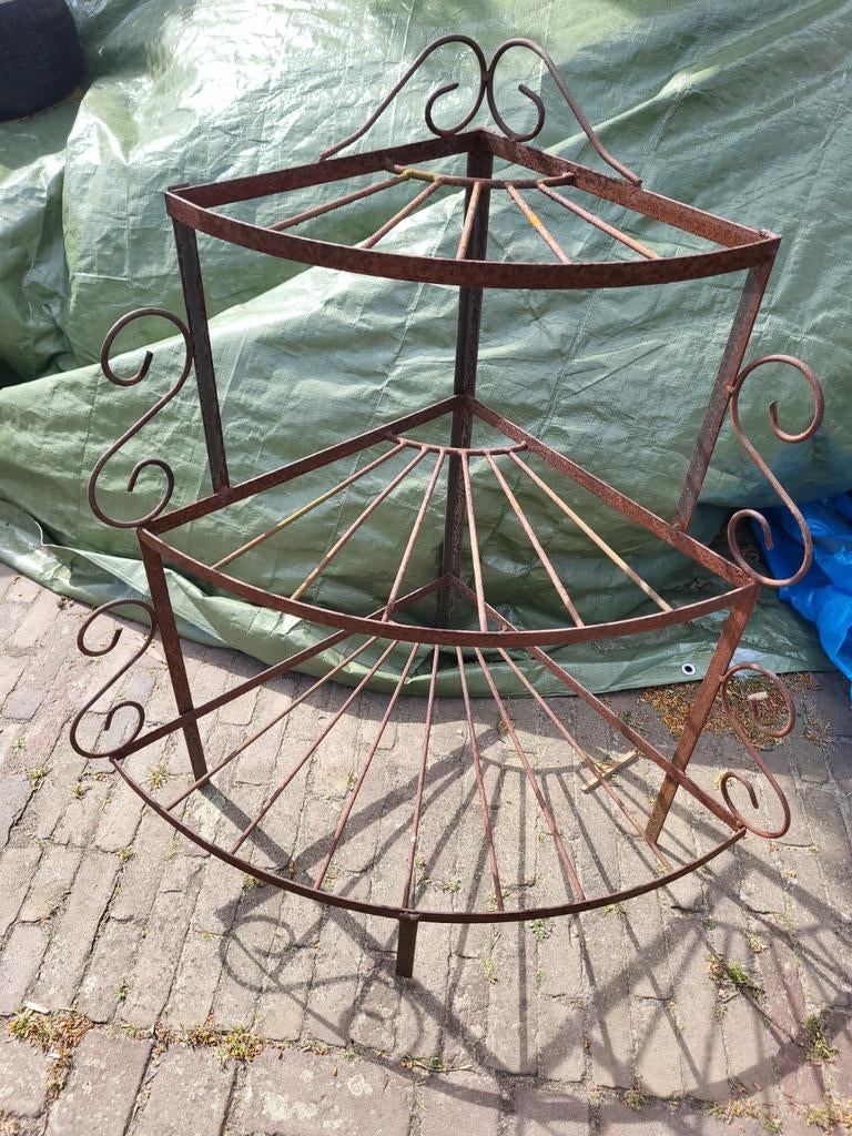 Sierlijke Plantentafel / Plantenrek Hoekmodel - 88cm Hoog, Tuin en Terras, Ophalen, Gebruikt, Binnen, Metaal